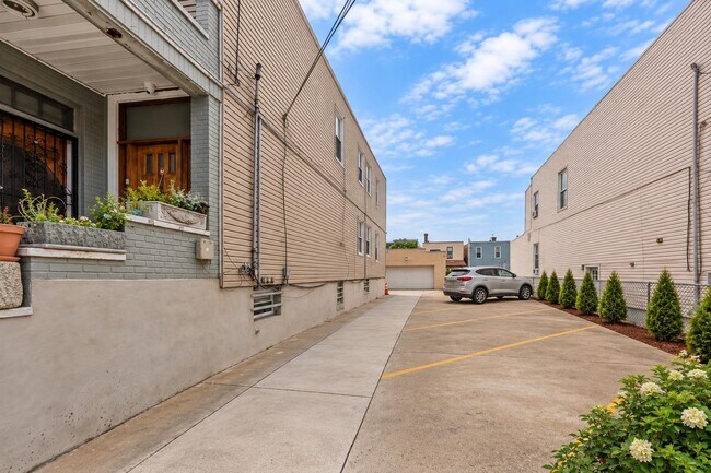 Building Photo - 1307 10th St