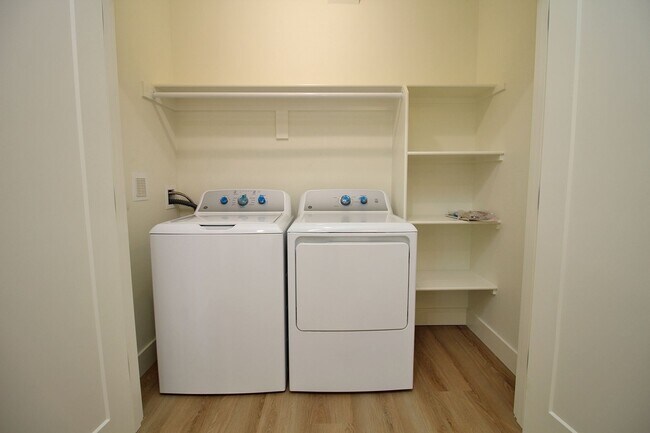 Building Photo - Brand-New 3+ Bed/3.5 Bath Luxury Townhome ...