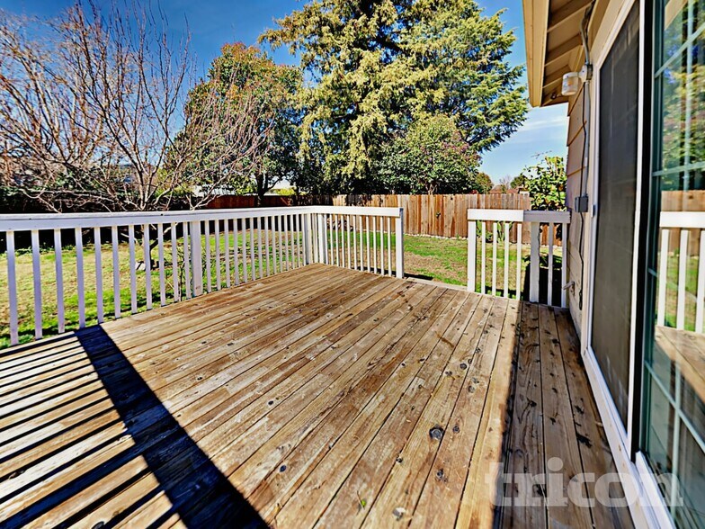 Building Photo - 684 Brown Ave