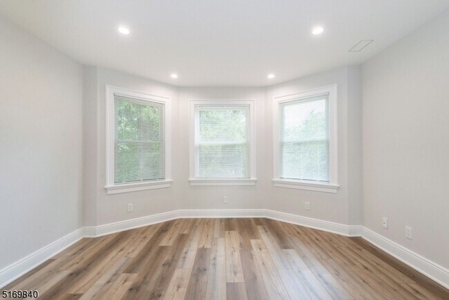 Building Photo - 31-37 Oak Grove Rd