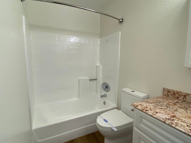 Building Photo - Spacious 4 Bedroom 2 Bath in Desirable Oceanside!