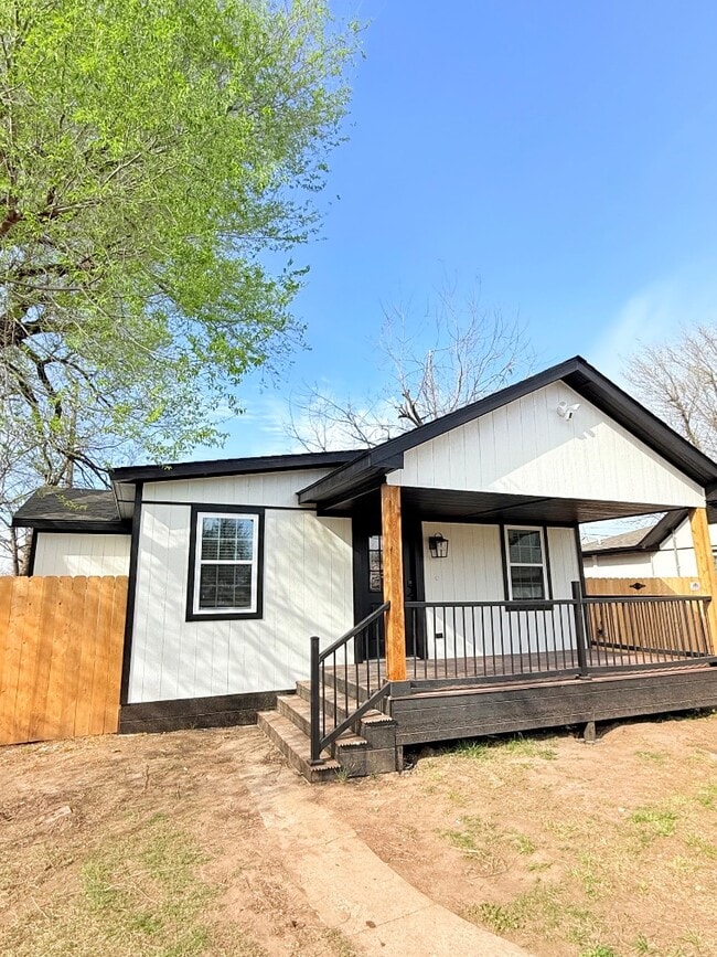 Building Photo - 5909 NW 40th St