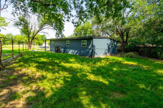 Building Photo - Unique Tulsa Home Available Now! 3 bedroom...