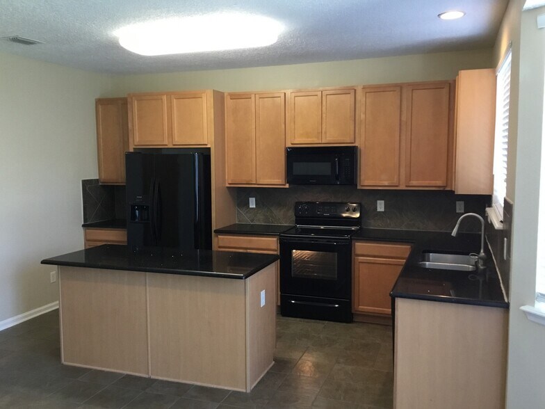 Building Photo - 75368 Ravenwood Dr