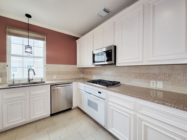 Building Photo - Great opportunity to lease a wonderful town home in the Montrose /Midtown location and within eas...