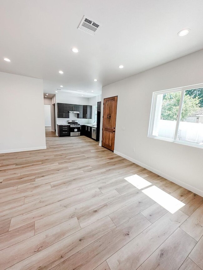 Building Photo - 3 Bed 2 Bath for rent