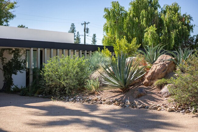 Building Photo - 5311 E Mitchell Dr