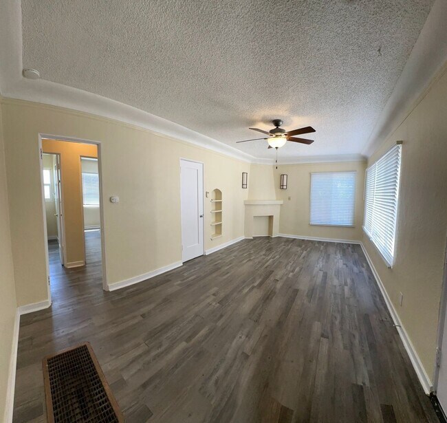 Building Photo - LARGE DOWNSTAIRS ONE BEDROOM ONE BATH!