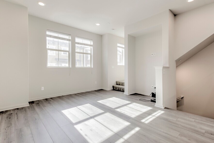 Building Photo - 14121 W Oak Ln