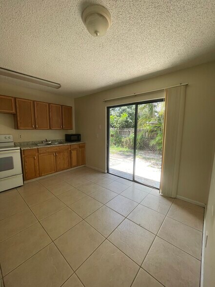 Building Photo - 1639 Barbarie Ln