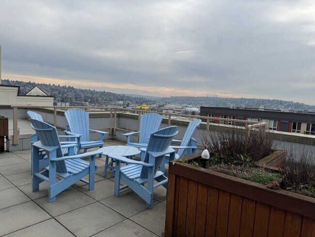 Building Photo - Spacious 2 bed 2 bath, 1000+ sq ft. condo on Market St in Ballard