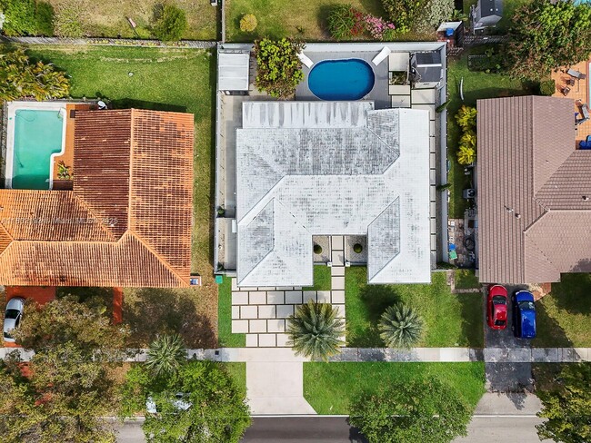 Building Photo - 6951 Miami Lakeway S