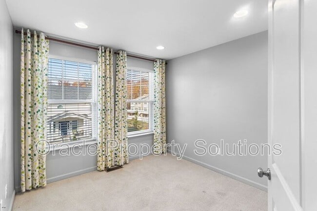 Building Photo - 1201 Falcon Point Dr