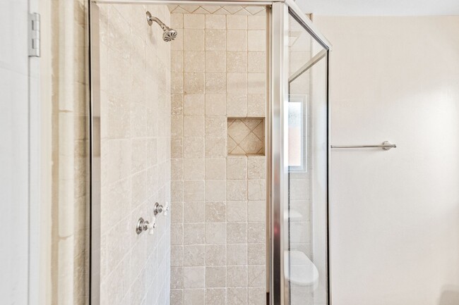 Building Photo - Charming 3-Bedroom, 2-Bathroom Home in Prime North Huntington Beach Location