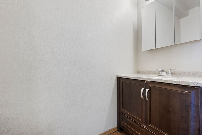 Building Photo - Spacious 2-Bedroom Townhome in SE Portland