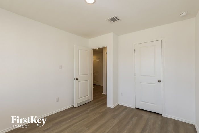 Building Photo - 10642 Vinateros Dr