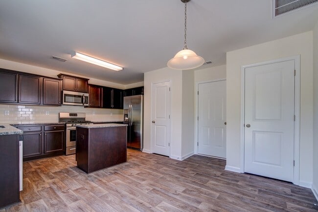 Building Photo - 3 BR, 2.5 BA., 2 Car Garage in Boiling Springs, Near I-85