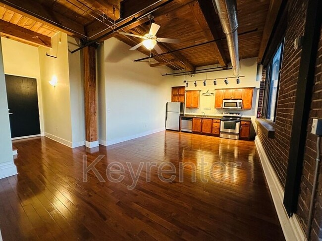 Building Photo - 1060 Worlds Fair Park Dr