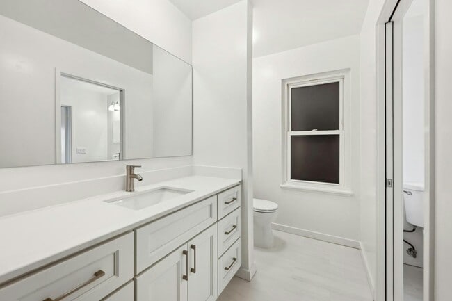 Building Photo - 2038 Paradise Dr