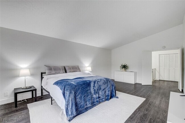 Building Photo - 945 Vegas Valley Dr