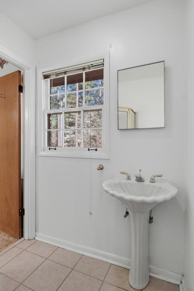 Building Photo - 2101 Goldendale Ln