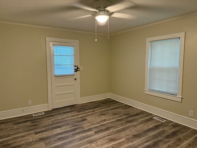 Building Photo - One bedroom, 1 bath duplex in Gibsonville