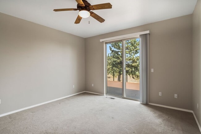 Building Photo - Beautiful Eagle Crest Home with Stunning V...