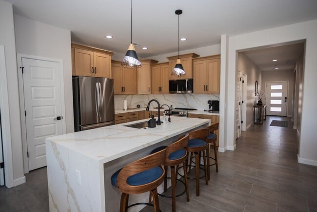 Building Photo - VR - 881 Pueblo Dr