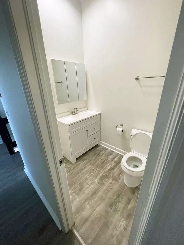 Building Photo - 235 King St