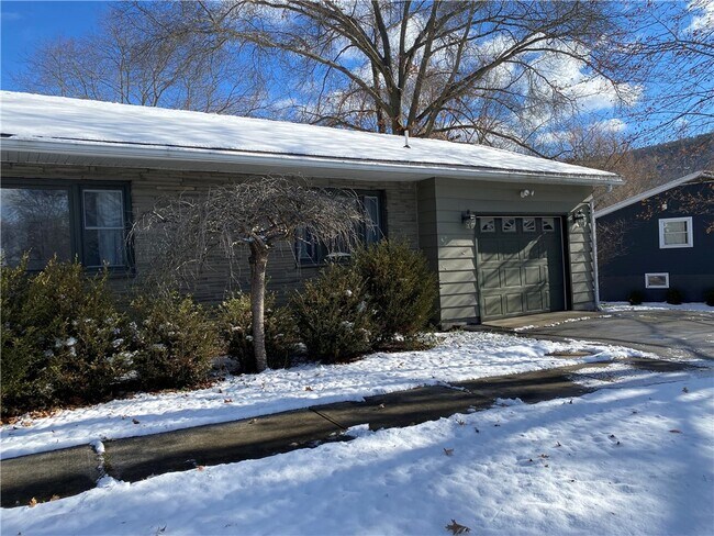 Building Photo - 33 Suburban Dr