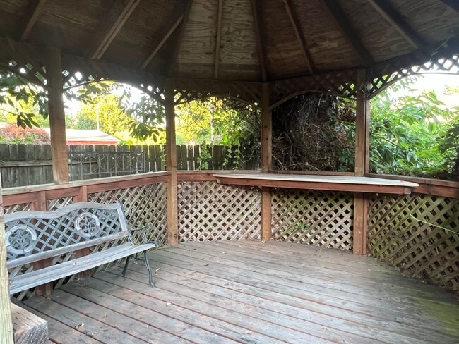 Building Photo - Adorable Quiet park like setting in fruit valley sunsets with landscaping provided