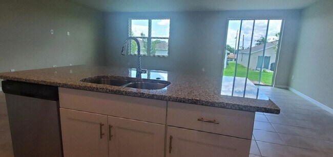 Building Photo - Like NEW!!! 4-Bedroom, 2.-Bathroom in Luce...