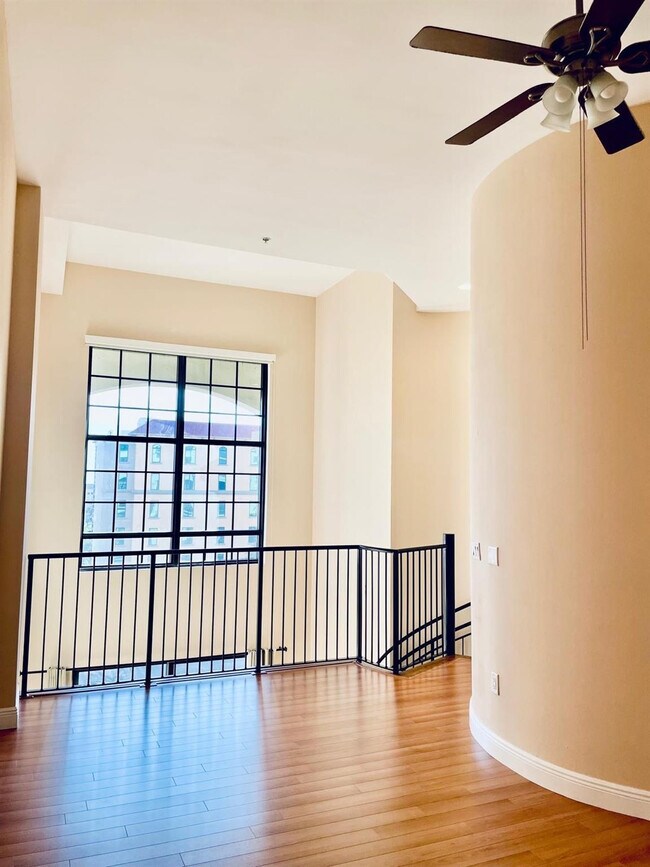 Building Photo - 801 S Olive Ave