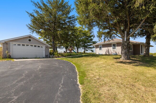 Building Photo - 1352 Smith Rd