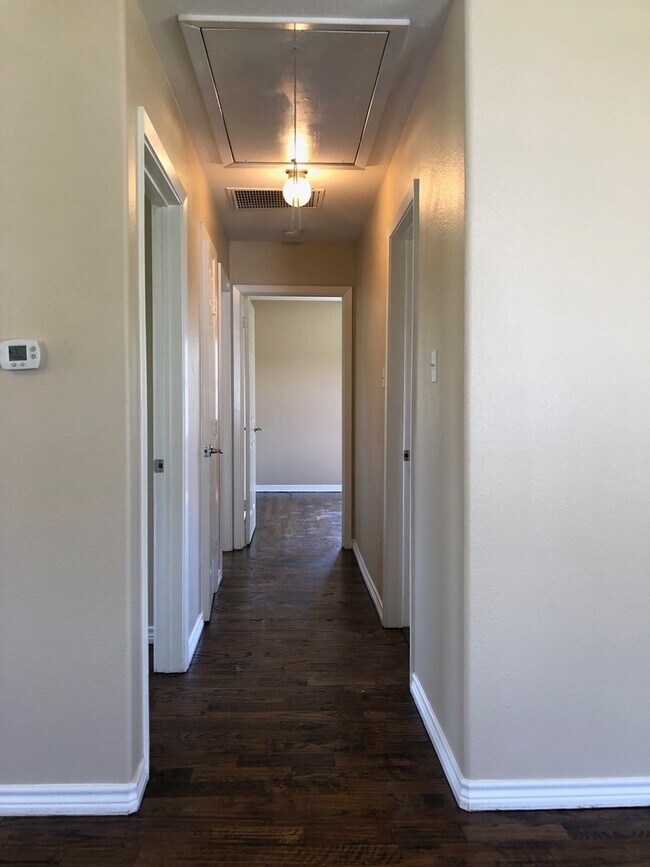 Building Photo - 3 Bedroom / 1.5 Bath / Large Fenced Backyard