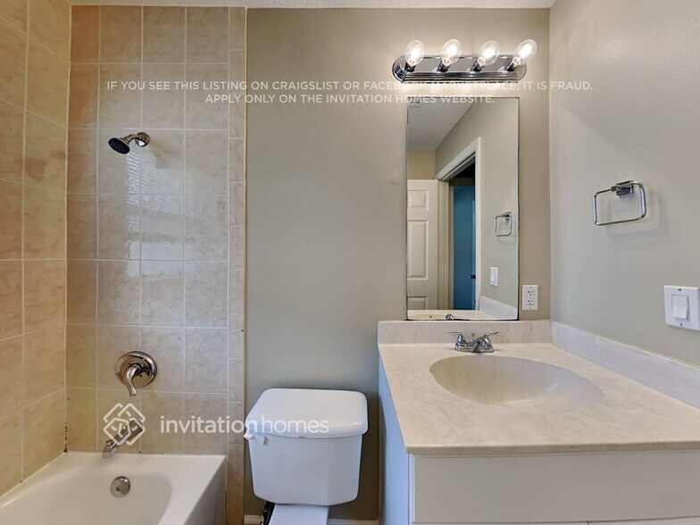 Building Photo - 2566 SW Hinchman St