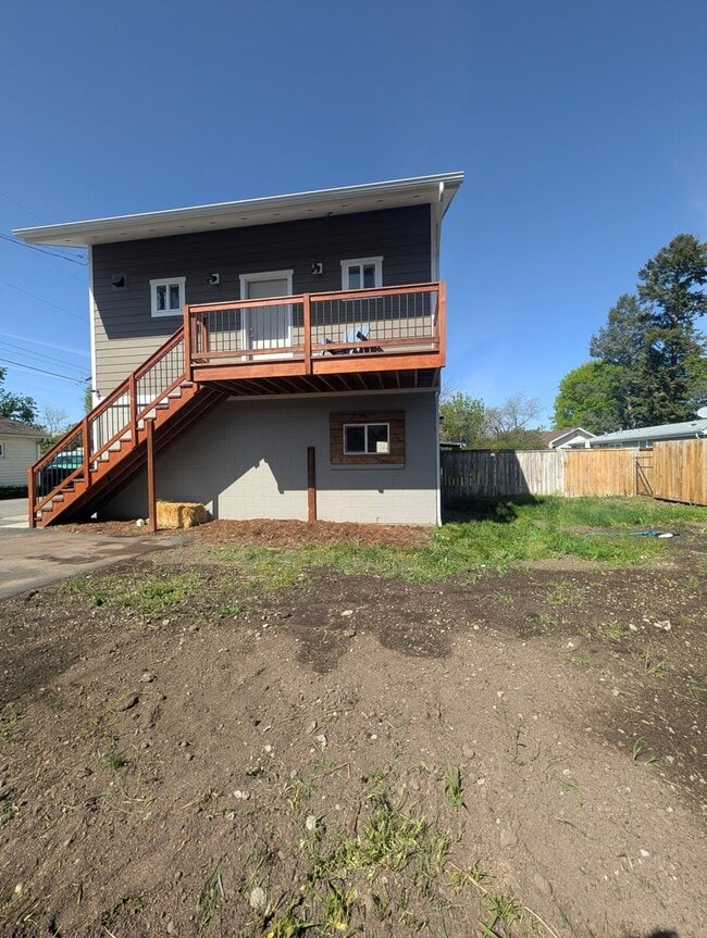 Building Photo - Modern One-Bedroom Above-Garage Apartment in Central Missoula