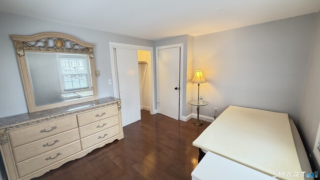 Building Photo - 646 Howe Ave