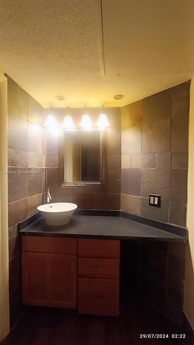 Building Photo - 2850 N Oakland Forest Dr