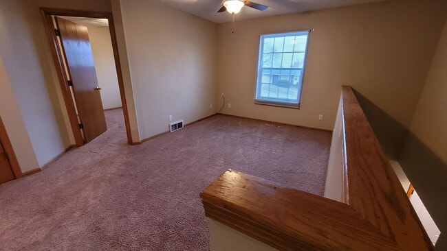 Building Photo - 3 Bedroom 1.5 bath, 2 stall garage Great SE location.