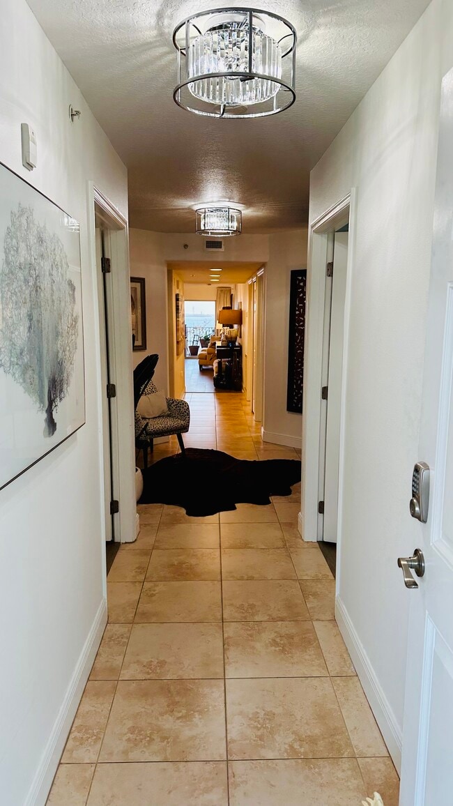 Building Photo - 561 Casa Bella Dr