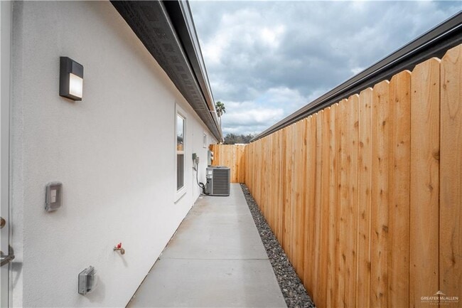 Building Photo - 28 Dragonfly St