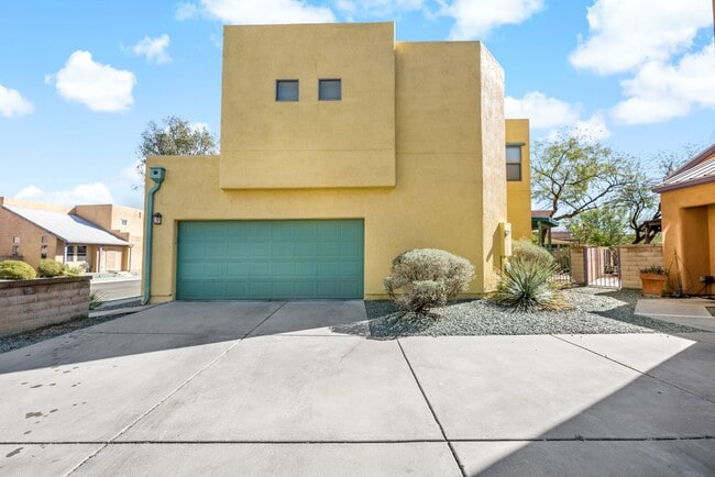 Building Photo - Paseo Estrella Gem at the base of Tucson icon A mountain! Minutes away from DownTown Tucson!
