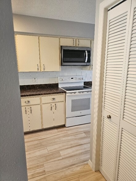 Building Photo - 6391 Gateway Ave