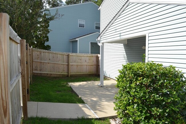 Building Photo - 697 Timberwood Cir E