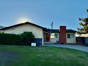Building Photo - Explore this attractive property in Bakersfield, featuring 3-bedroom and 1.75 -bathrooms - Availa...