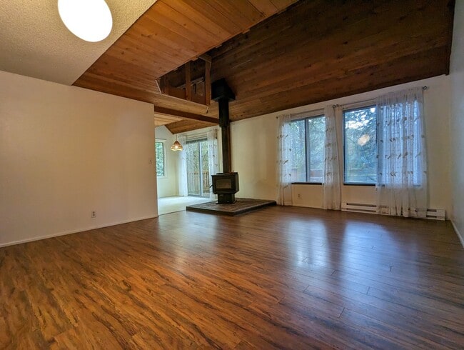 Building Photo - Fantastic 2-Bedroom, 1-Bath Home In E. Ama...