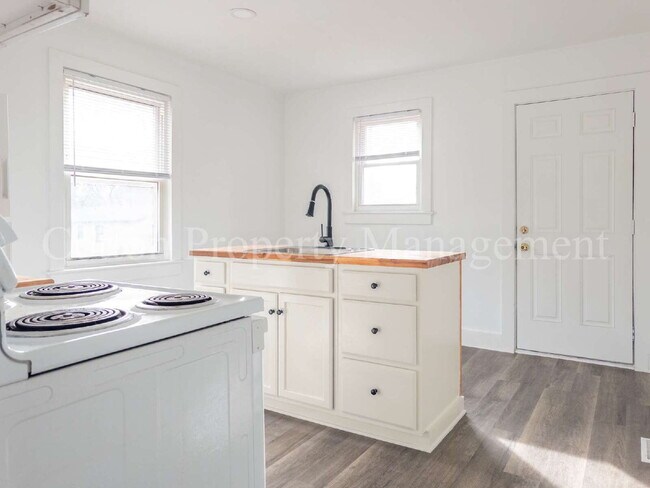 Building Photo - 417 N 13th St