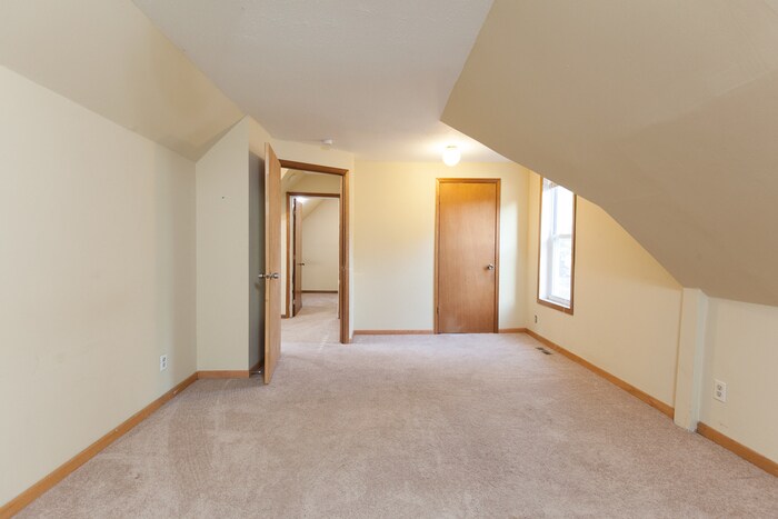 Building Photo - 1115 19th Ave NE