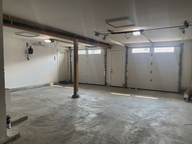 Building Photo - Year Round Rental- 4 bedroom, 2.5 bath in ...